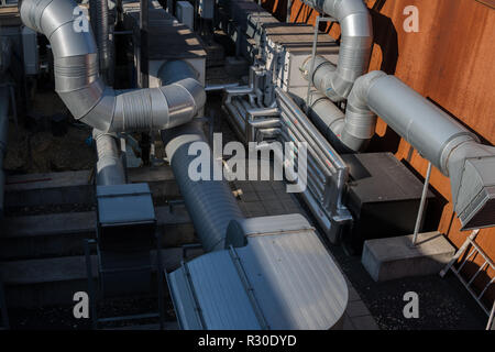 Detail einer Menge Rohre auf dem Dach als Teil der Klimaanlage aus Edelstahl Stockfoto