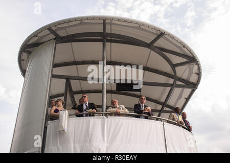 Zuschauer verfolgen aus der Presse am Henley Royal Regatta 2015, Henley-on-Thames, Oxfordshire Stand Stockfoto