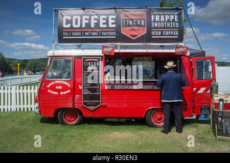 Warteschlangenfunktion für Kaffee aus konvertierten französischen Brand van am Henley Royal Regatta, 2017, Henley-on-Thames, Oxfordshire Stockfoto