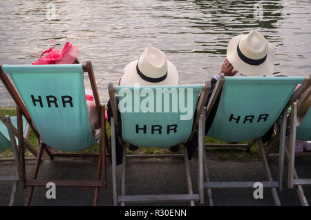 Eine Gruppe tragen Hüte in HRR Liegestühle am Henley Royal Regatta 2015, Henley-on-Thames, Oxfordshire Stockfoto