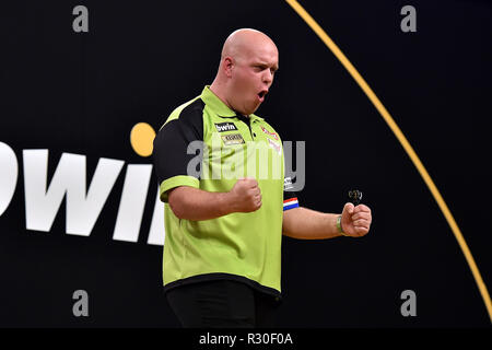 Wolverhampton, Vereinigtes Königreich. 15. November 2018. Michael Van Gerwen feiert nach dem Sieg gegen Michael Smith während der bwin Grand Slam von Dart an Aldersley Leisure Village, Wolverhampton (© zb 13 Multimedia | MI Nachrichten & Sport Ltd | Alamy Live-Nachrichten) Stockfoto