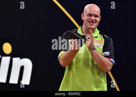 Wolverhampton, Vereinigtes Königreich. 15. November 2018. Michael Van Gerwen feiert nach dem Sieg gegen Michael Smith während der bwin Grand Slam von Dart an Aldersley Leisure Village, Wolverhampton (© zb 13 Multimedia | MI Nachrichten & Sport Ltd | Alamy Live-Nachrichten) Stockfoto