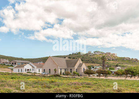 ST HELENA Bay, Südafrika, 21. August 2018: Die Niederländische Reformierte Kirche in St. Helena Bay an der Atlantik Küste. Fahrzeuge und Häuser sind sichtbar Stockfoto