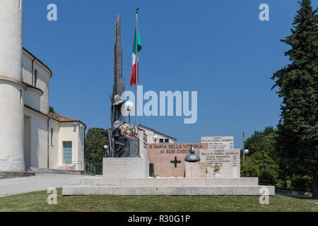 Denkmal der Santa Maria della Vittoria zu den Soldaten, die im Zweiten Weltkrieg gefallen und der Zweite Weltkrieg - Volpago dell Montello, Italien Stockfoto