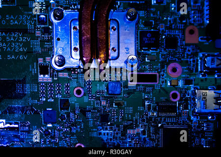 Lichtreflexionen auf einem dunklen Motherboard. Stockfoto