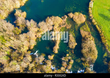 Kroatische Fluss Mreznica aus Luft, Drone schießen, von oben nach unten anzeigen, Karlovac county, grüne Natur, bayous, Holz und Wasserfälle im Herbst Stockfoto