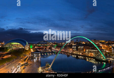 Der Gateshead Millennium Bridge in Richtung der Sage Gateshead und Tyne Bridge, Fluss Tyne, Newcastle upon Tyne, Tyne und Wear, England, Großbritannien Stockfoto