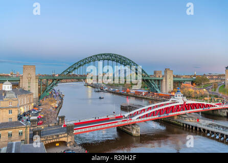 Blick auf den Fluss Tyne und Tyne Bridge in der Dämmerung, Newcastle upon Tyne, Tyne und Wear, England, Großbritannien Stockfoto