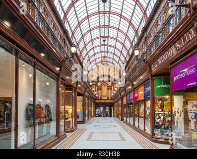 Geschäfte in der Edwardianischen Zentrale Arcade, Newcastle upon Tyne, Tyne und Wear, England, Großbritannien Stockfoto