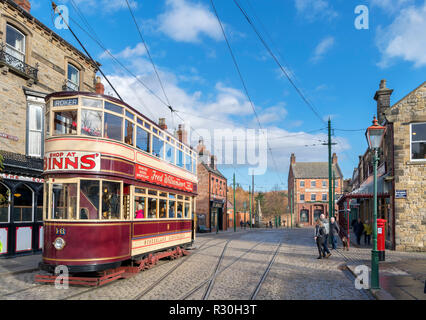 Alte Tram auf der High Street in den 1900s Stadt, Beamish Open Air Museum, Beamish, County Durham, England, Großbritannien Stockfoto