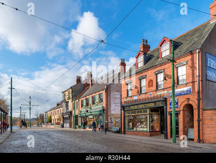 Den Geschäften auf der High Street in den 1900s Stadt, Beamish Open Air Museum, Beamish, County Durham, England, Großbritannien Stockfoto