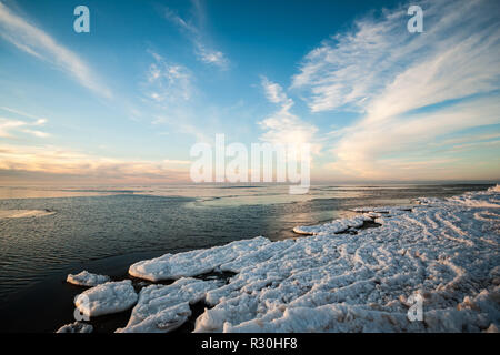 Gefrorene Meer Strand Panorama im Winter mit viel Eis und Schnee am späten Abend Stockfoto