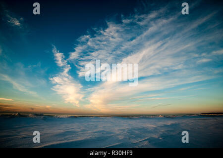 Gefrorene Meer Strand Panorama im Winter mit viel Eis und Schnee am späten Abend Stockfoto