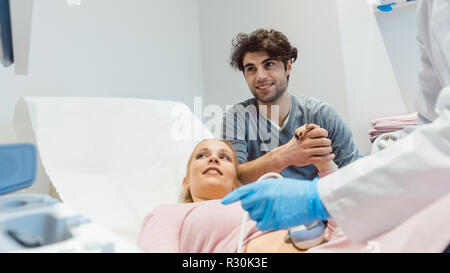 Ehepaar Hand in der Klinik wie die Frau ist schwanger Stockfoto