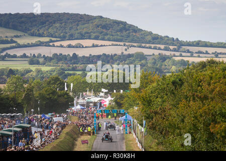 Blick nach unten zu Beginn bei der jährlichen Kop Hill Climb, Buckinghamshire Chilterns mit den Hügeln hinter Stockfoto