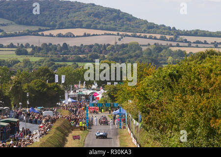 Blick nach unten zu Beginn bei der jährlichen Kop Hill Climb, Buckinghamshire Chilterns mit den Hügeln hinter Stockfoto