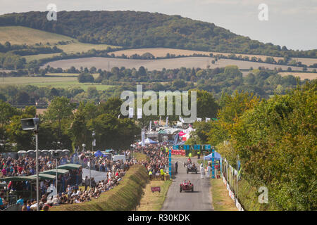 Blick nach unten zu Beginn bei der jährlichen Kop Hill Climb, Buckinghamshire Chilterns mit den Hügeln hinter Stockfoto