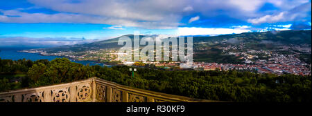 Antenne Panoramablick auf Angra Heroismo vom Monte Brasil Berg, Terceira, Azoren, Portugal Stockfoto