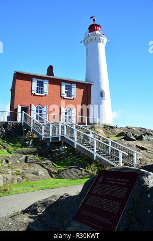 Fisgard Lighthouse im Fort Rodd Hill National Historic Park in Victoria, BC, Kanada. Stockfoto