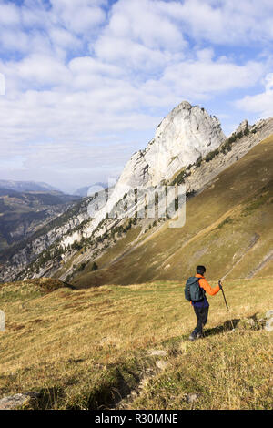 Eine Asiatische indische Frau Wanderungen in Les Aravis Berge in Frankreich Stockfoto