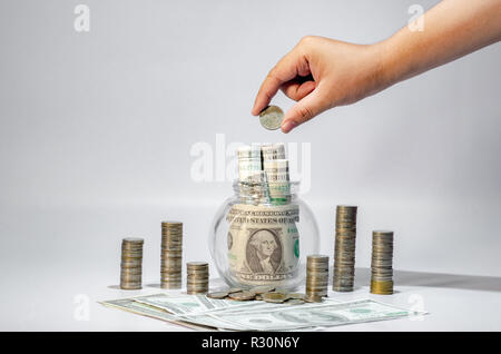 Hand Geld Wachstum spart Geld. Obere Münzen gezeigt Konzept für wachsende Unternehmen Stockfoto