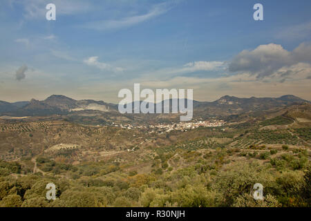 Dorf zwischen Bergen und Olivenbaum orchardsin Sierra Nevada ein sonniger Tag mit weichen Wolken, Andalusien, Spanien Stockfoto