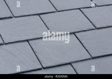 Nahaufnahme des traditionellen grauem Schiefer Dachziegel auf einem Schrägdach Stockfoto