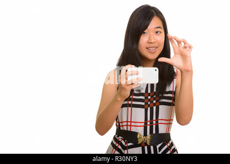Junge gerne asiatische Geschäftsfrau, die sich während der Einnahme von Bild wi Stockfoto