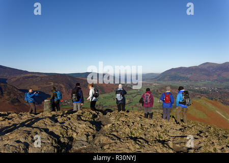 Fiel Wanderer genießen Sie die herrliche Aussicht von der Spitze des catbells einem kleinen Berg in der Nähe von Keswick im Lake District National Park Stockfoto