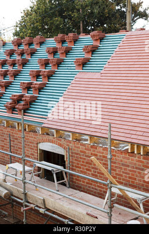 Ein Dach auf einer Baustelle in den Prozess der Fliesen mit flachziegel Stockfoto