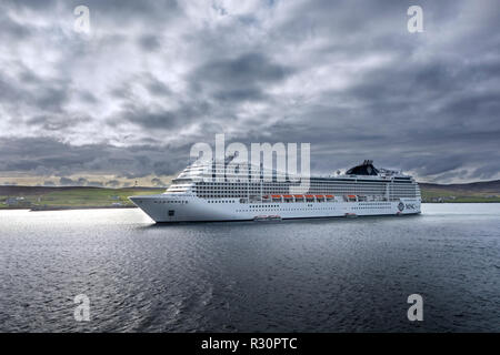 MS MSC Orchestra Kreuzfahrt Schiff von MSC Kreuzfahrten verlassen den Hafen Lerwick, Shetlandinseln, Schottland, Großbritannien Stockfoto