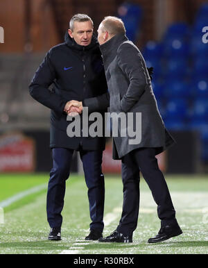 England U21-manager Aidy Boothroyd (links) und Dänemark U21-manager Niels Frederiksen schütteln sich die Hände nach der internationalen Freundschaftsspiel am blauen Wasser Arena, Esbjerg. Stockfoto