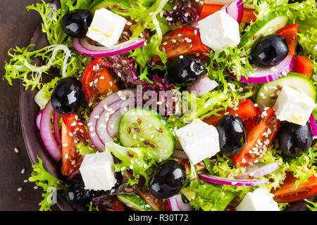 Griechischer Salat mit frischem Gemüse und Schafskäse Stockfoto