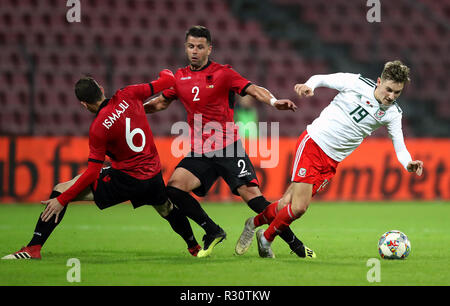 Albaniens Adrian Ismajli (links) und Andi Lila (Mitte) beim Kampf um den Ball mit David Brooks (rechts) während der internationalen Freundschaftsspiel am 1620 Arena. Stockfoto