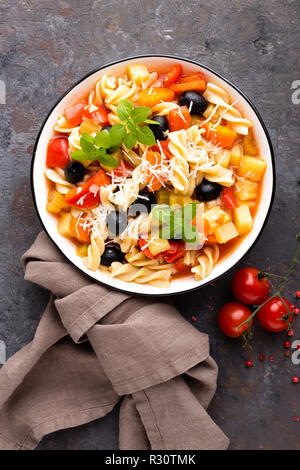 Minestrone, Italienisch vegetarische Suppe mit Nudeln und Gemüse Stockfoto