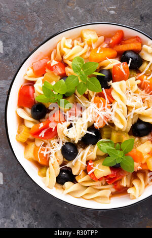 Minestrone, Italienisch vegetarische Suppe mit Nudeln und Gemüse Stockfoto
