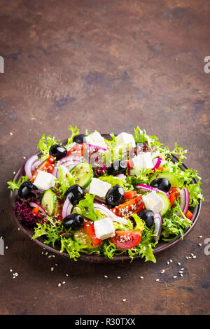 Griechischer Salat mit frischem Gemüse und Schafskäse Stockfoto