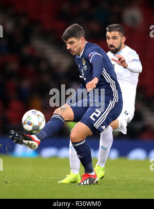 Schottlands Callum Paterson (links) und Israels Moanes Dabour Kampf um den Ball während der UEFA Nationen League, Gruppe C1 Spiel im Hampden Park, Glasgow. Stockfoto