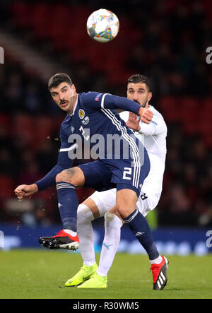 Schottlands Callum Paterson (links) und Israels Moanes Dabour Kampf um den Ball während der UEFA Nationen League, Gruppe C1 Spiel im Hampden Park, Glasgow. Stockfoto