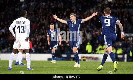 Schottlands James Forrest (Mitte) feiert ersten Ziel seiner Seite des Spiels zählen während der UEFA Nationen League, Gruppe C1 Spiel im Hampden Park, Glasgow. Stockfoto