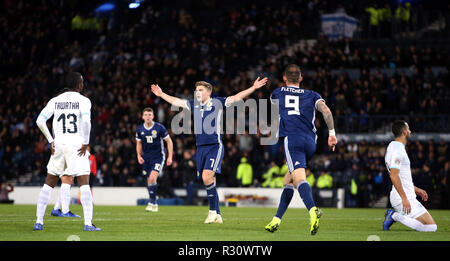 Schottlands James Forrest (Mitte) feiert ersten Ziel seiner Seite des Spiels zählen während der UEFA Nationen League, Gruppe C1 Spiel im Hampden Park, Glasgow. Stockfoto