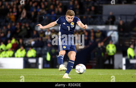 Schottlands James Forrest Kerben erste Ziel seiner Seite des Spiels während der UEFA Nationen League, Gruppe C1 Spiel im Hampden Park, Glasgow. Stockfoto