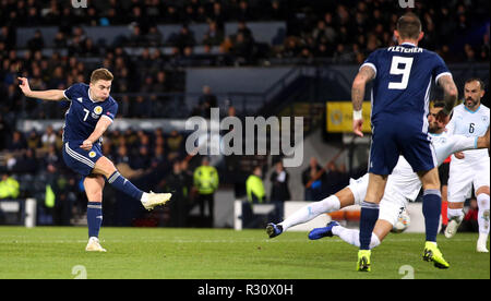 Schottlands James Forrest Kerben erste Ziel seiner Seite des Spiels während der UEFA Nationen League, Gruppe C1 Spiel im Hampden Park, Glasgow. Stockfoto