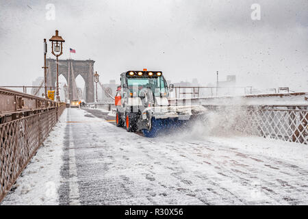 Schneeräumung auf der Brooklyn Bridge New York bei Schnee Sturm Stockfoto