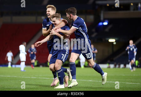 Schottlands James Forrest (Mitte) feiert das zweite Ziel seiner Seite des Spiels mit Stuart Armstrong (links) und Ryan Christie zählen während der UEFA Nationen League, Gruppe C1 Spiel im Hampden Park, Glasgow. Stockfoto