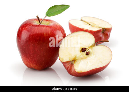 Roter Apfel mit Blatt isoliert auf weißem Hintergrund Stockfoto