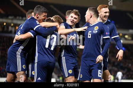 Schottlands James Forrest (Mitte rechts) feiert zählenden Dritten Ziel seiner Seite des Spiels mit Teamkollegen und seinem Hut - Trick während der UEFA Nationen League, Gruppe C1 Spiel im Hampden Park, Glasgow. Stockfoto