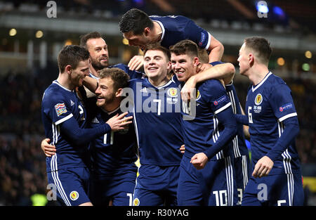 Schottlands James Forrest (Mitte) feiert zählenden Dritten Ziel seiner Seite des Spiels mit Teamkollegen und seinem Hut - Trick während der UEFA Nationen League, Gruppe C1 Spiel im Hampden Park, Glasgow. Stockfoto