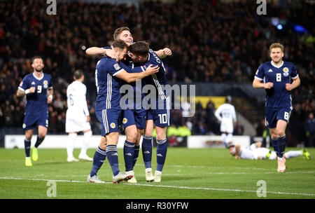 Schottlands James Forrest (Mitte) feiert zählenden Dritten Ziel seiner Seite des Spiels mit Teamkollegen und seinem Hut - Trick während der UEFA Nationen League, Gruppe C1 Spiel im Hampden Park, Glasgow. Stockfoto