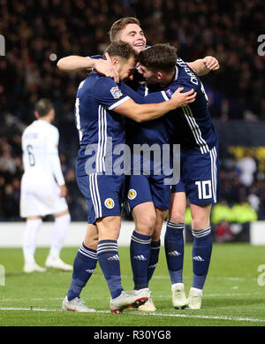 Schottlands James Forrest (Mitte) feiert zählenden Dritten Ziel seiner Seite des Spiels mit Teamkollegen und seinem Hut - Trick während der UEFA Nationen League, Gruppe C1 Spiel im Hampden Park, Glasgow. Stockfoto